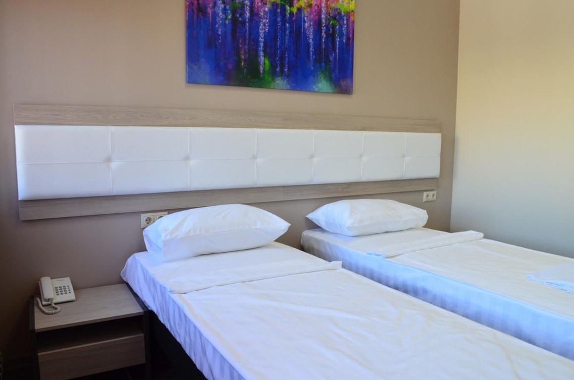 располагает