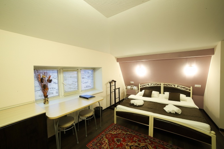 предлагает